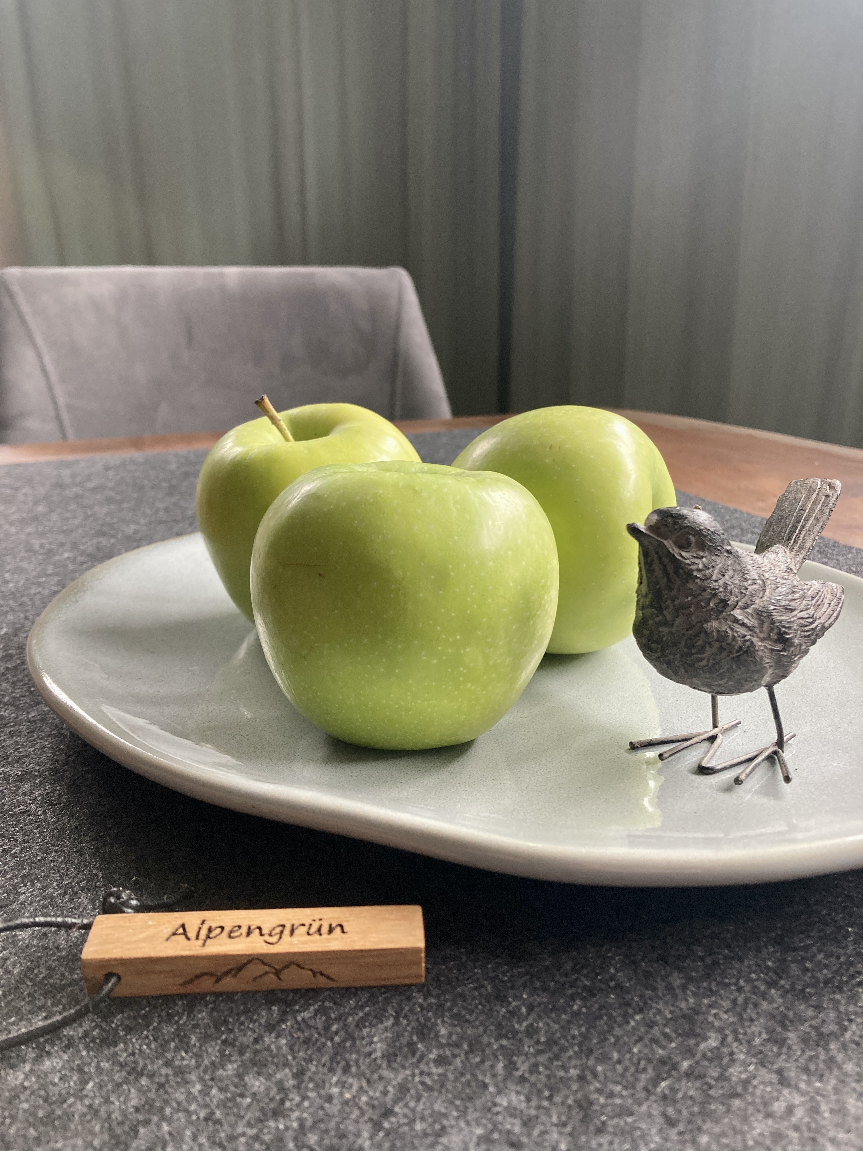 Esstisch im Wohnbereich zum gemeinsamen Essen