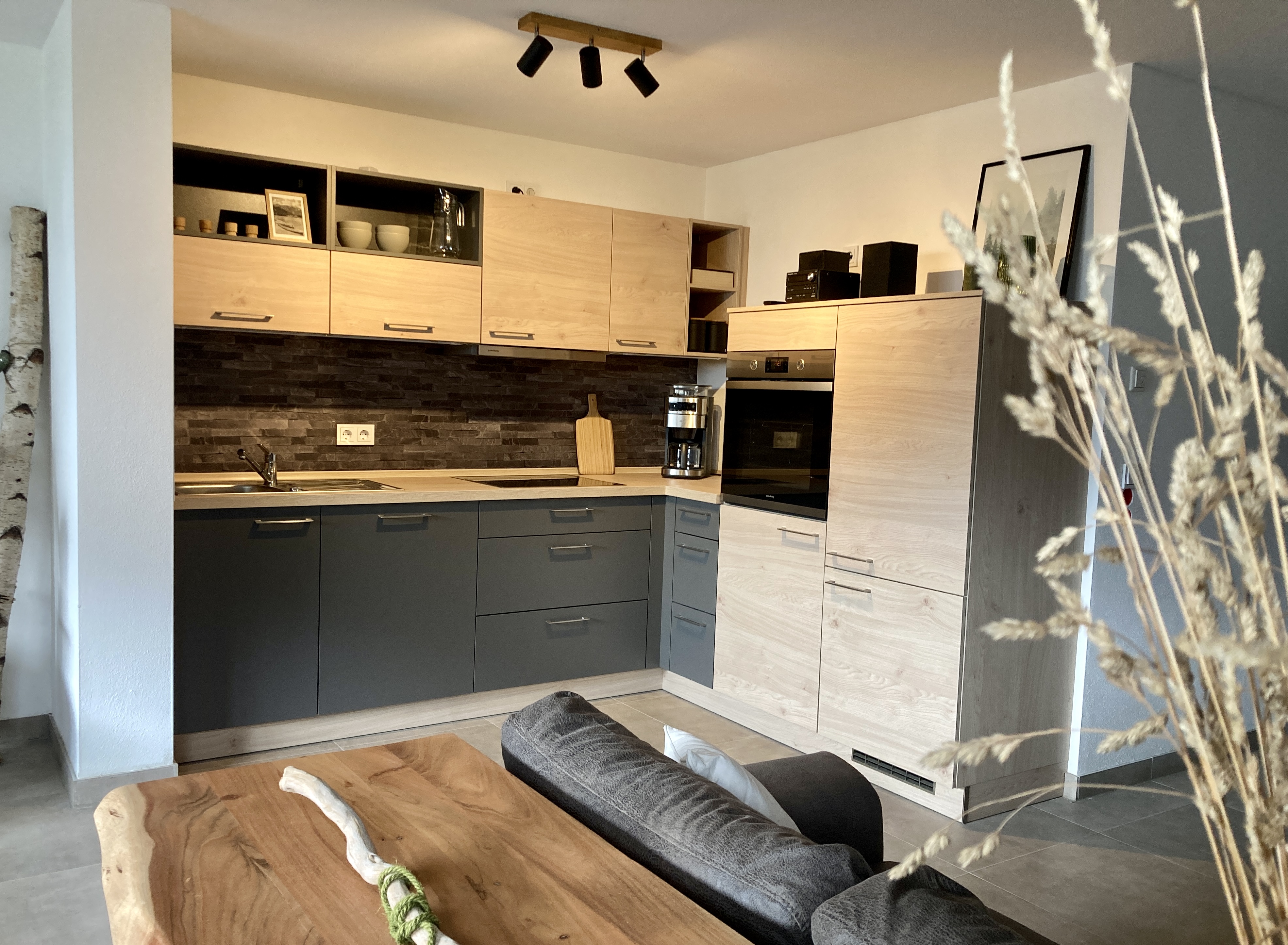 Moderne Einbauküche mit Geschirrspüler, Herd und Kühlschrank