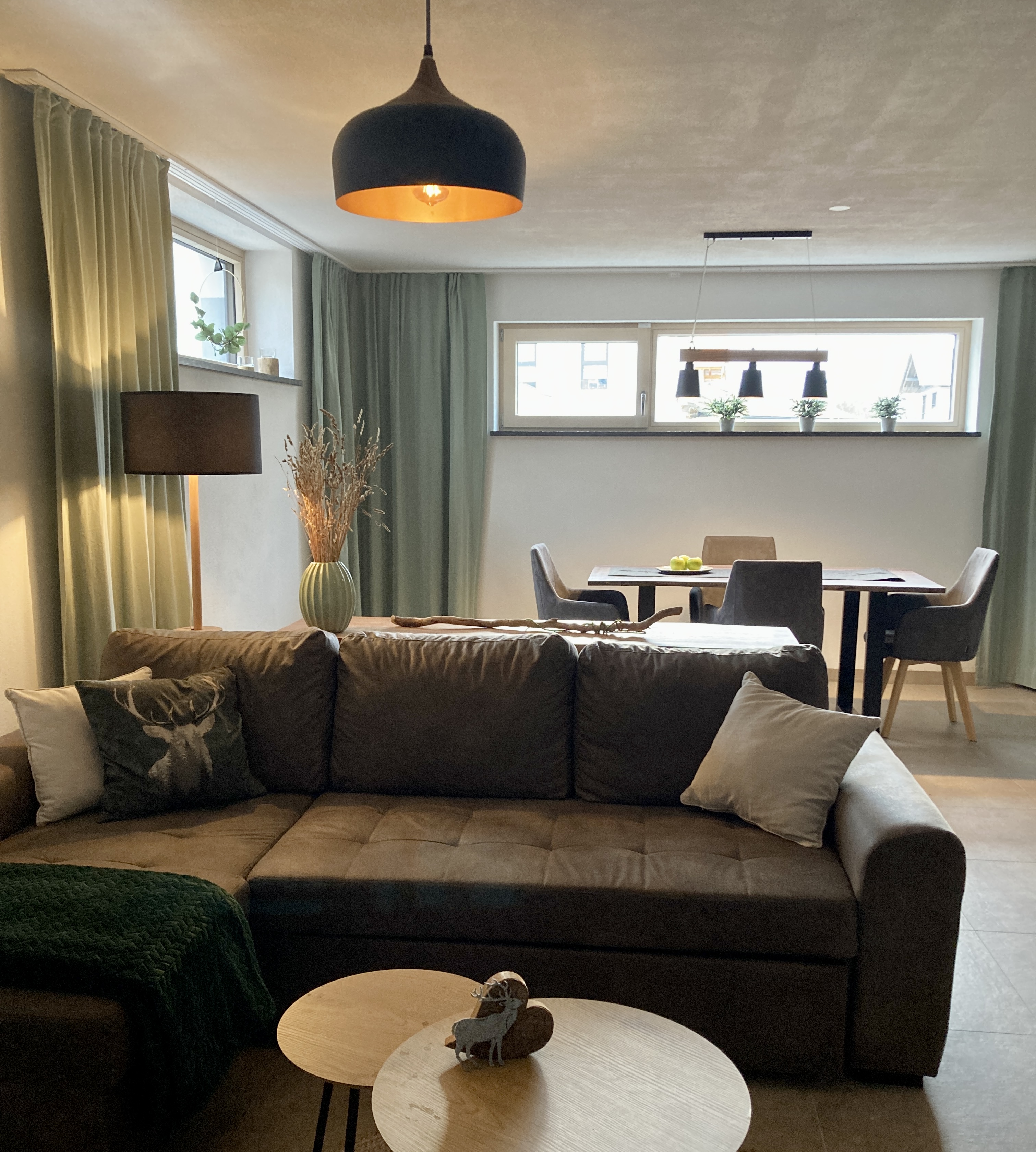 Wohnzimmer mit gemütlicher Einrichtung, Sofa und Tisch