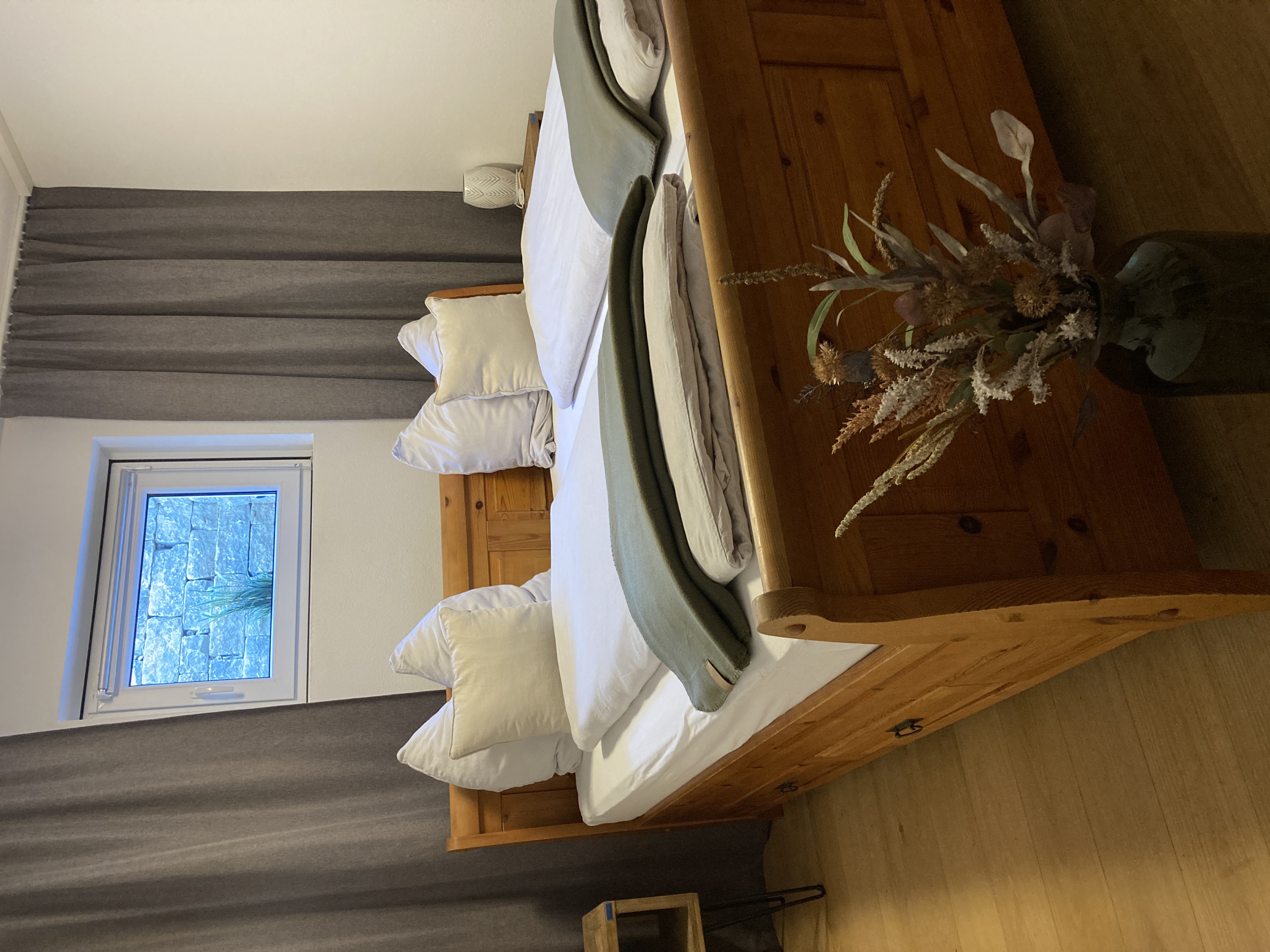 Schlafzimmer mit Doppelbett, Schrank und Nachttischen